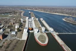 Теплоход «Альфа» столкнулся с воротами на Кочетовском гидроузле