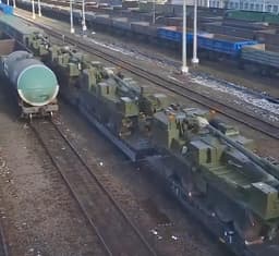 Огромная партия новейших САУ «Мальва» для российских военных засветилась на эшелоне