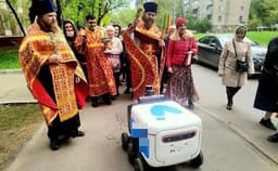 Робота-доставщика окропили святой водой в Москве