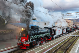 Железные кони в парадной форме: локомотивы получили праздничные ливреи к 80-летию Победы