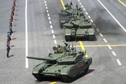 «Уралвагонзавод» объяснил появление Т-90М, Т-72Б3М и Т-80БВМ без «мангалов» и РЭБ в центре Москвы