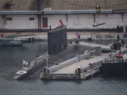 Появились кадры загрузки крылатой ракеты «Калибр» на боевую подлодку «Новороссийск»