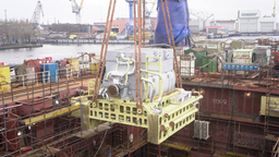 Гребной электродвигатель погрузили на новейший атомный ледокол «Чукотка» 