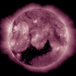 На Солнце появился «котёнок»: Земля продолжает падать в корональную дыру, солнечный ветер усилился