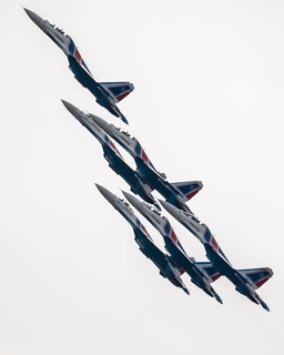 «Русские Витязи» на Су-35С и Су-30СМ показали яркое авиашоу в Малайзии: появились кадры пролёта истребителей