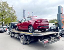 Только с конвейера: товарные Lada Iskra отгружают дилерам в Москве