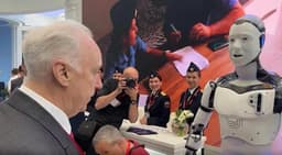 Бастрыкин устроил «допрос» роботу Арди на юридическом форуме: но посадить андроида главе Cледственного комитета не удалось