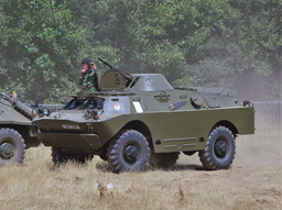 Легендарный советский броневик БРДМ-2 проплыл по Неве и удивил туристов