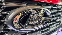 Lada Vesta updated externally: AvtoVAZ starts shipping cars in "Flamenco" color