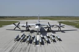 Появились первые кадры погрузки ракет Х-101 на пилоны бомбардировщика Ту-95МС 