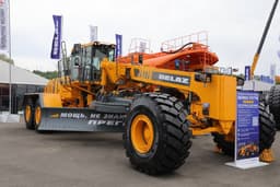 Тяжелый карьерный грейдер БЕЛАЗ-79770 представили на выставке «Уголь России и Майнинг»