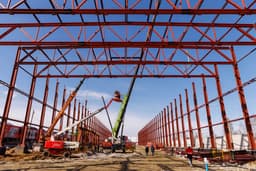 На территории завода «Уральские локомотивы» возводят гигантский комплекс для строительства высокоскоростных поездов будущего