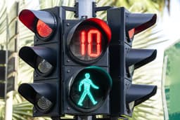 700 светофоров и 96 тысяч дорожных знаков установят в России в 2025 году 