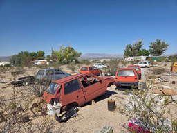 Кладбище автомобилей «Ока» заметили в США: советские малолитражки оказались никому не нужны