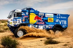 За шесть секунд до «сотки»: гоночный КамАЗ показали на ВДНХ