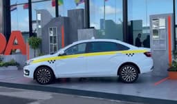 Без кожаной отделки салона и мультимедиа: АвтоВАЗ представил специальную версию седана Lada Aura на ПМЭФ-2025