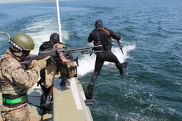 Вооруженные АПС и СПП-1 спецназовцы Балтийского флота уничтожили условного противника под водой