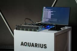 Доли двух юрлиц «Аквариуса» оказались у структуры Сбербанка