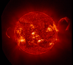На Солнце произошли выбросы двух гигантских протуберанцев