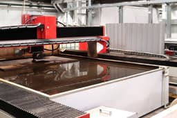 Режет титан толщиной до 150 мм песком и водой: новый станок запустили на заводе «Калашников»