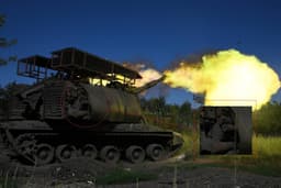 Defence blog: Russian military protects side projections of 2S19 "Msta-S" with logs