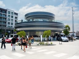 Tesla запускает автокинотеатр с зарядной станцией