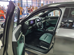 АвтоВАЗ построил второй Lada Azimut: новинку с зеленым салоном впервые сняли на фото