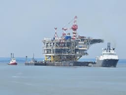 Уникальная буксировка в Калининграде: лоцманы Росморпорта провели баржу «Юрий Кувыкин» с гигантской платформой по каналу