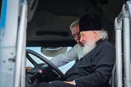 Любителю экстремальной езды патриарху Кириллу подарили автобус «КАМАЗ-5222» в Набережных Челнах