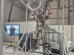 Почувствовать себя десантником на тренажёре «УТК-ВДП Кудесник»: в парке «Патриот» открылась выставка, приуроченная к 95-летию ВДВ  