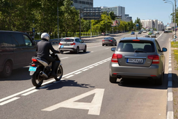 Инвалидам и мотоциклистам хотят разрешить движение по «выделенке» 