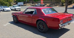 Mustang, который никогда не заревёт: в классический автомобиль установили систему FSD от Tesla