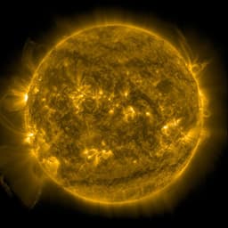 Земля находится под сильным воздействием потока солнечной плазмы из корональной дыры на Солнце