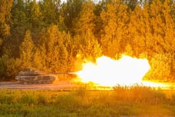 Танки Т-90М «Прорыв» научились ночной стрельбе по движущимся целям