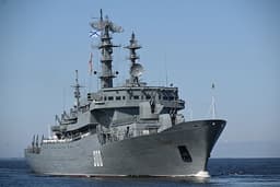 Африканский вояж: вооружённый реактивными бомбомётами «Смерч» учебный корабль «Смольный» Балтийского флота прибыл в Танзанию