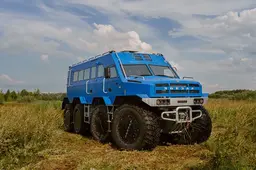 С двумя топливными баками по 350 литров: первый арктический автобус-амфибию выпустила компания «Звезда»