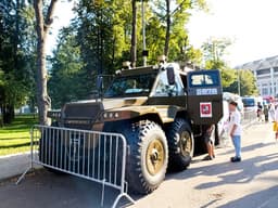 Плавающий вездеход «Шаман», принадлежащий московскому ГБУ «Автомобильные дороги», продемонстрировали на выставке в Лужниках