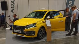 Новую Lada Iskra для такси сняли на фото в Санкт-Петербурге