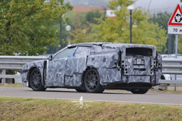 На фото попал мул Ferrari, маскирующий внешность новинки компании без ДВС