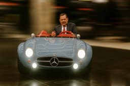 Уменьшенную копию Mercedes-Benz SL300 за 4 млн рублей показали на видео