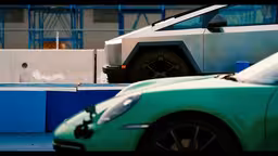 Tesla Cybertruck превосходит Porsche 911? Маска обвиняют в ложной рекламе