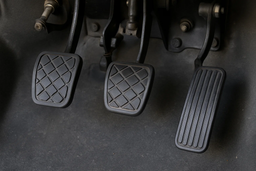 Когда нужно выжимать сцепление при торможении: развенчиваем мифы