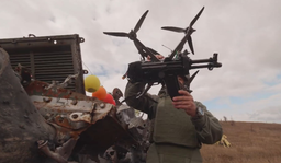 Испытания FPV-дрона «Арбалет» с автоматом АКС-74У показали на видео 