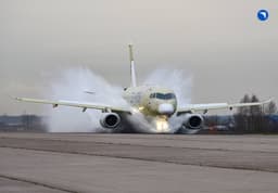 Новый «Суперджет» не сможет садиться на все ВПП: испытания водой провели для проверки пределов