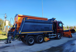 Combined road machine based on the "Valdai 33" dump truck presented by Russian companies