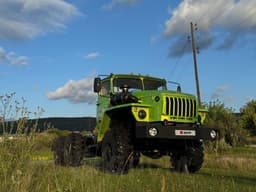 "Lo volvieron a armar": el legendario Ural 55571 de color verde ácido se vende después de un desmontaje completo hasta el bastidor