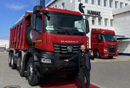 КамАЗ-монстр для стройки века: новейший восьмиколёсный самосвал передали в Усть-Лугу