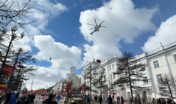 Четыре Ми-38 «косатка» прошли над Магаданом с портретами лётчиков на бортах: двойной круг над «Бессмертным полком»