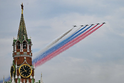 Боевые Су-25 филигранно отработали на Параде Победы в Москве, раскрасив небо в триколор