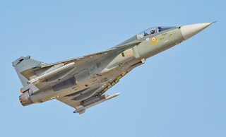 Индийский Tejas разбился на авиашоу в Дубае: истребитель оснащали российскими ракетами Р-73
